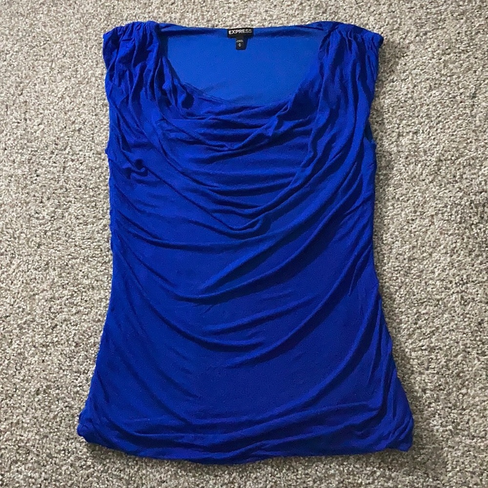 Short sleeve blue blouse.